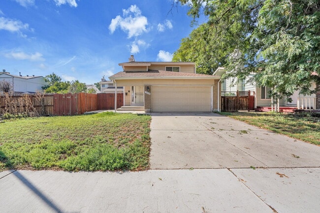 Building Photo - $2,200 - 3 Bed 3 Bath Home with 2 Primary ...