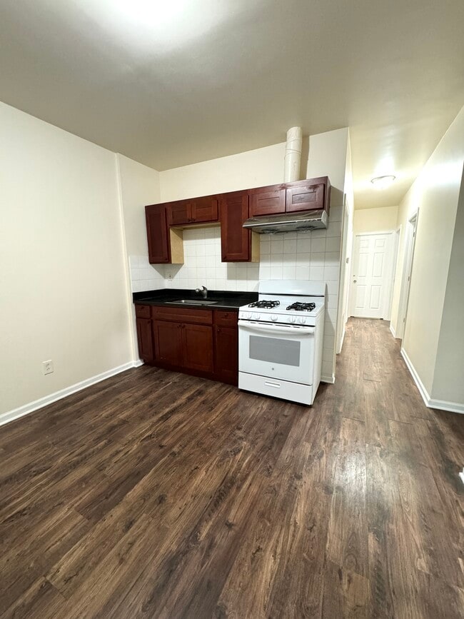 Building Photo - 240 W 24th St Unit 1R