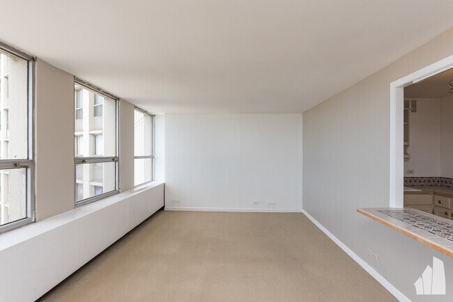 Photo - 2626 N Lakeview Ave Unidad 2506