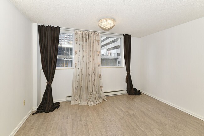 Photo - 409-360 Bloor St E