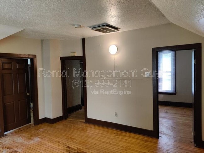 Building Photo - 2500 17th Ave S Unit 2