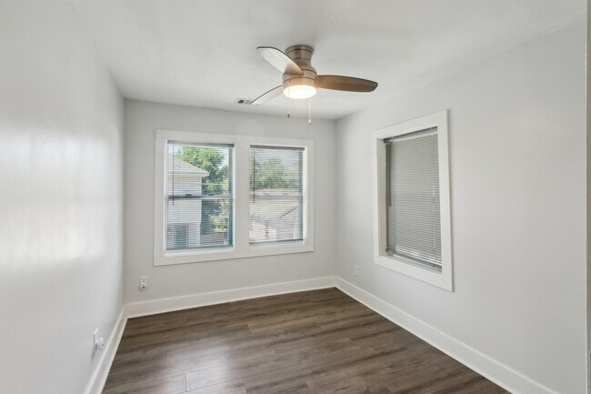 502 W 48th St Unit B