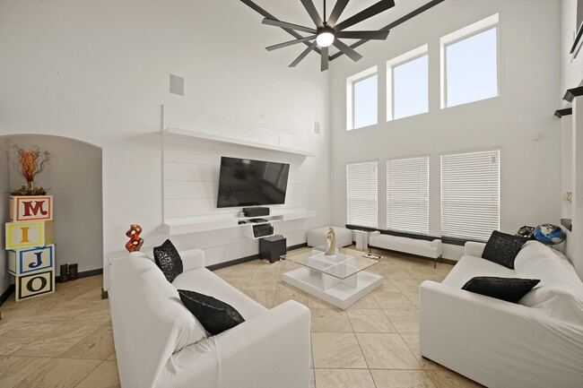 Photo - 249 Castlegate Ln