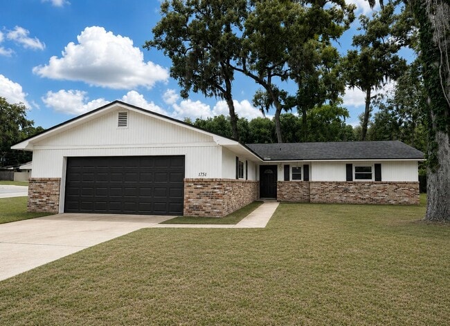 Building Photo - Spacious 3-Bedroom Home with Fireplace, Split Floor Plan & Screened Lanai in Southeast Ocala!