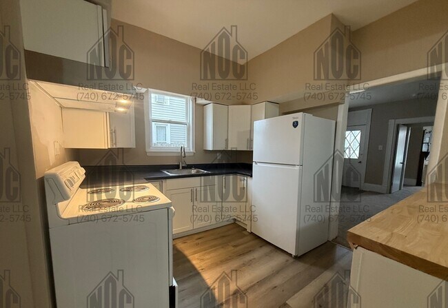 Photo - 148 1/2-148 1/2 E Allen St