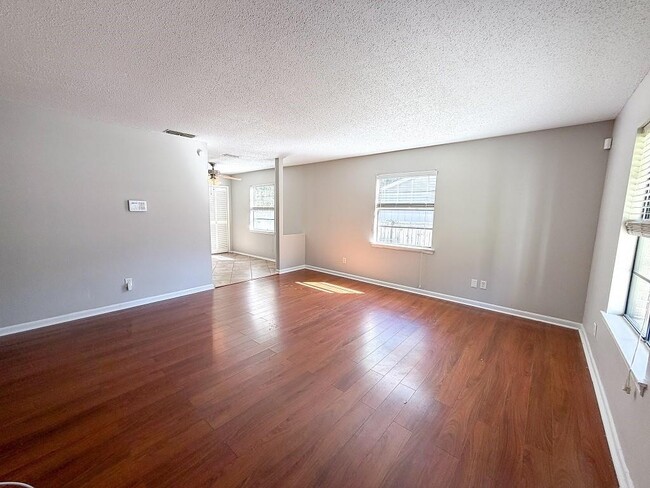 Photo - 817 Timbers Dr