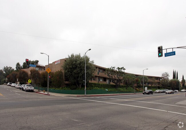 Photo - Encino Plaza Apartments
