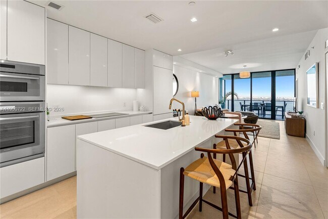 Photo - 700 NE 24th St Unidad 2602