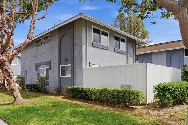 Building Photo - OPEN HOUSE SATURDAY 4/11 - 12PM TO 2PM Sunny and Bright 3 Bedroom End Unit in Yorktown Villas Nei...