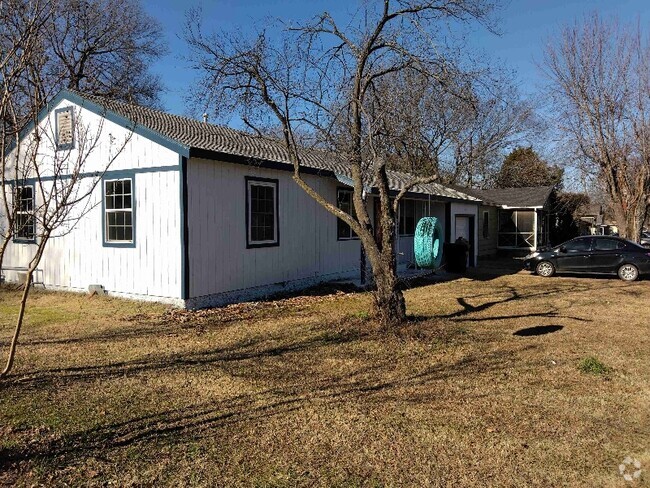 Building Photo - 516 S Locust Ave Rental