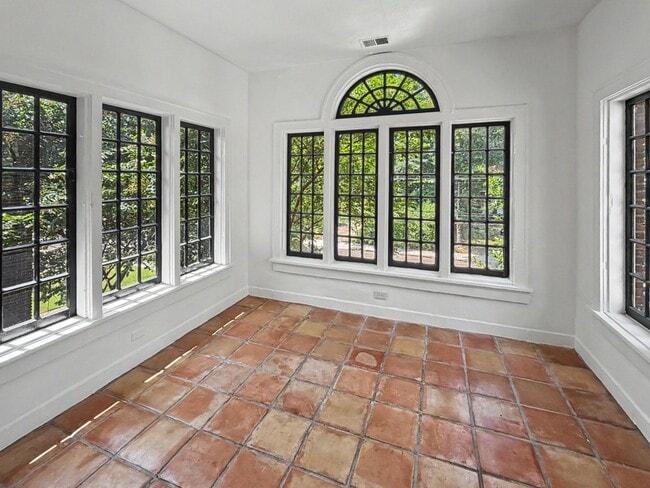 340 N McLean Blvd Unit 4