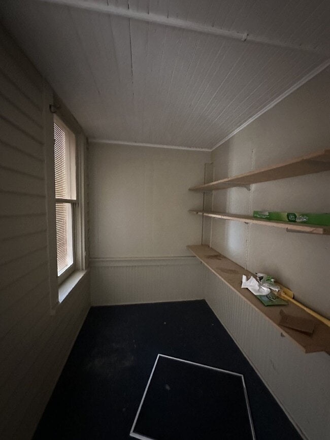 Great 3 bed 1 bath close to campus! Available June 1st