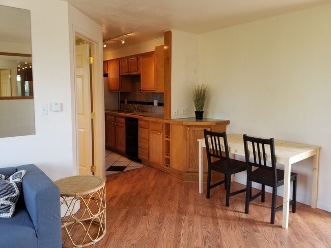 Photo - REDUCED! TOP FLOOR 2 BD/1 BA w/ washer/dry... Unidad 680-317