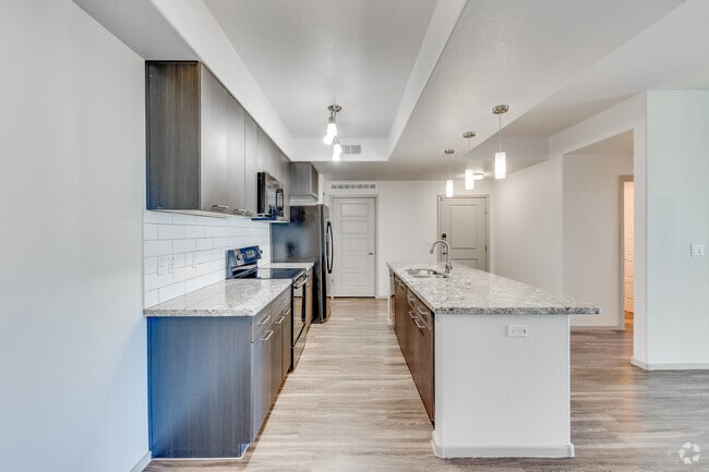 2BR, 2BA - 1048SF - Kitchen