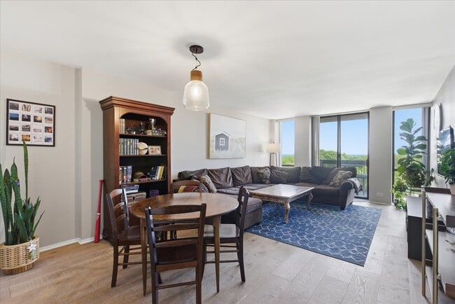 Building Photo - 1660 N La Salle Dr Unit 707