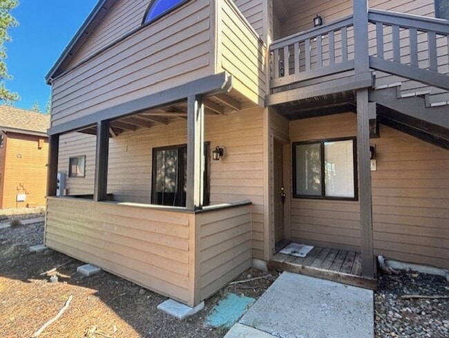 Building Photo - Lower Level SunriverCondominium Unit H5