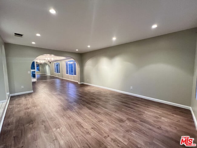 Photo - 16650 Rinaldi St