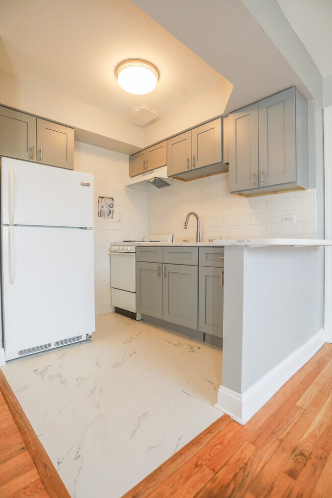 Building Photo - 6106 N Kenmore Ave Unit #312 Rental