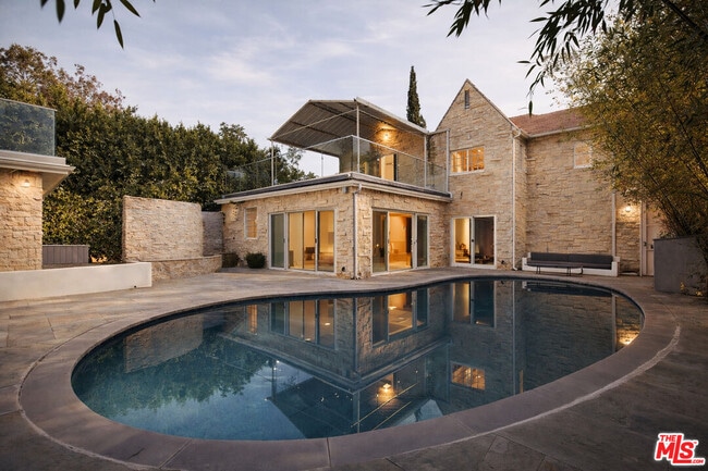 Photo - 2633 N Commonwealth Ave