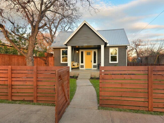 Building Photo - 1207 San Bernard St