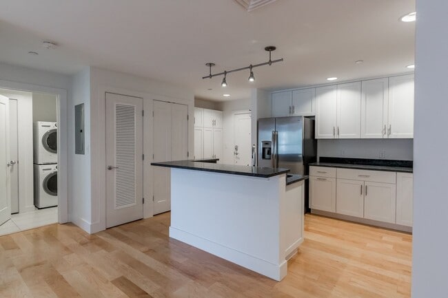 Building Photo - 1BR/1BA - Beautiful Updated Condo in Downtown Portland