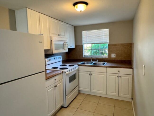 Photo - Great Location, Community Pool! Cable, Water and Sewer are INCLUDED!