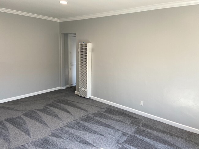 Photo - Newly Remodeled 2 Bedroom, 1 Bathroom in Kensington! Washer/Dryer in Unit! Unidad 4473