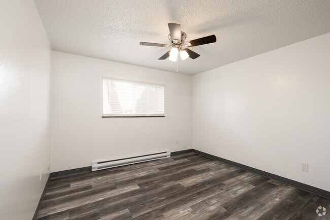 1BR, 1BA - 650SF - Bedroom - Briarwood Apartments