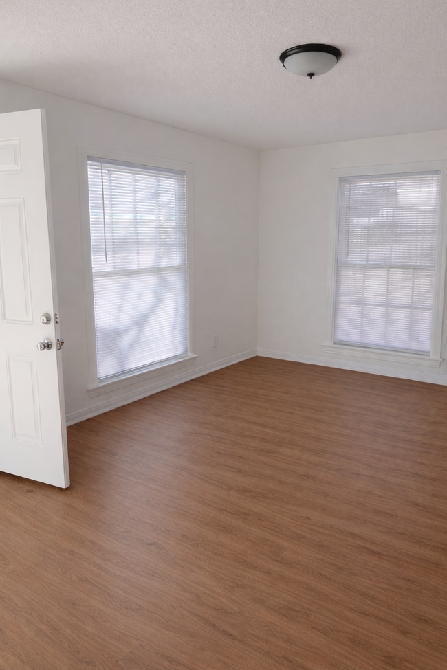 Photo - 113 E 2nd St