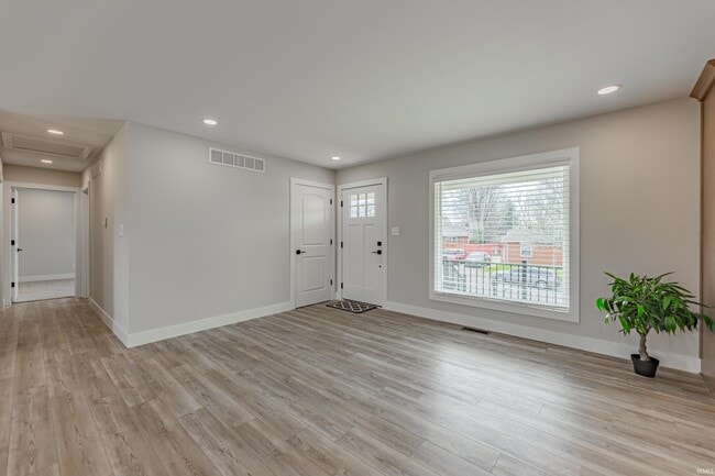 Photo - 911 Mayfair Dr