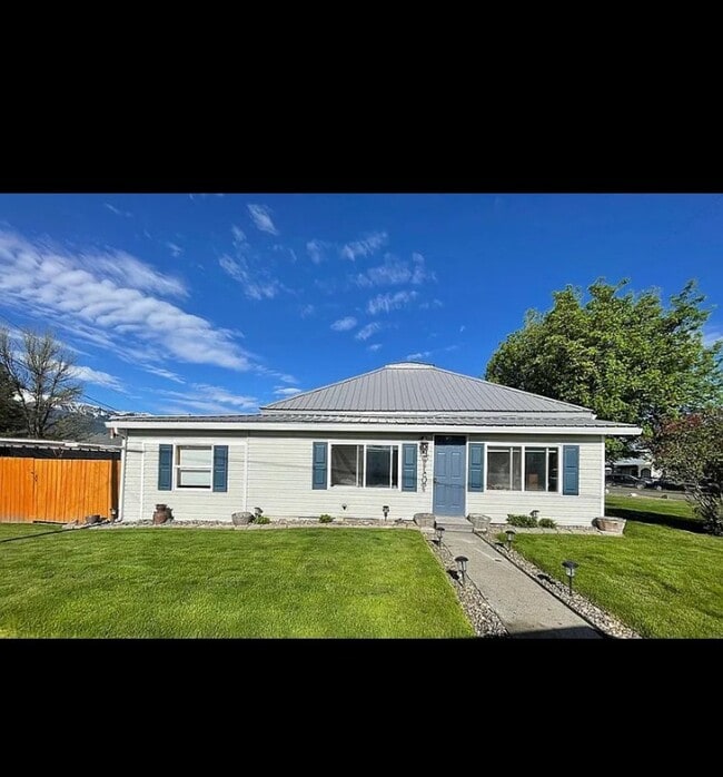 Building Photo - 3-bedroom 2 bath Corner Lot Rental