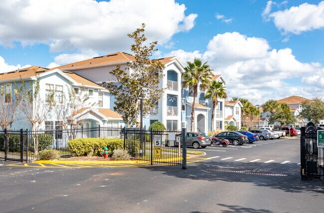 Entrada con acceso controlado y estacionamiento privado. - Villages at Lake Pointe