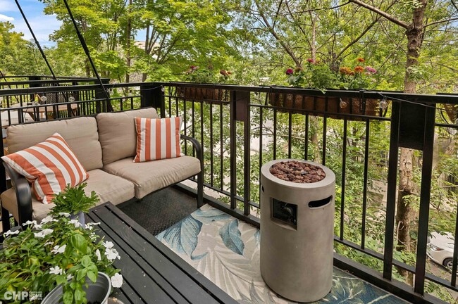 Photo - 1740 N Maplewood Ave Unit 305