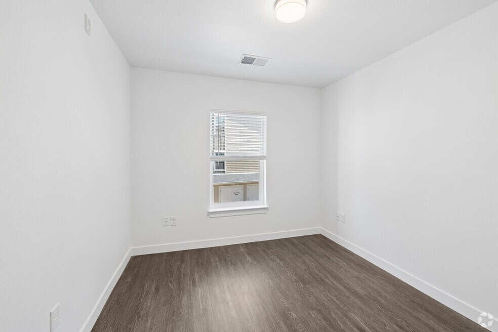 2BR, 1BA - 743SF - Bedroom
