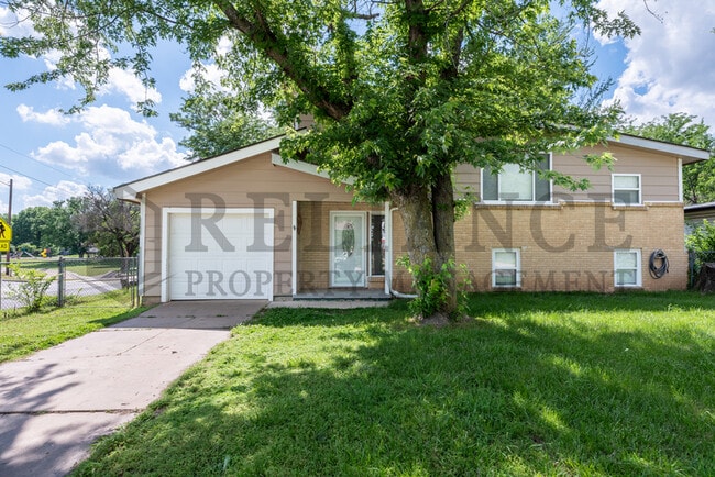 Building Photo - 533 S Westview Dr