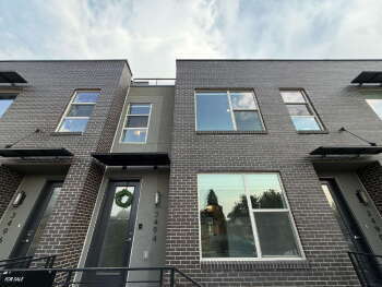 2-Bed/2.5 Bath Townhouse with 2 car garage! Upper level deck with views!