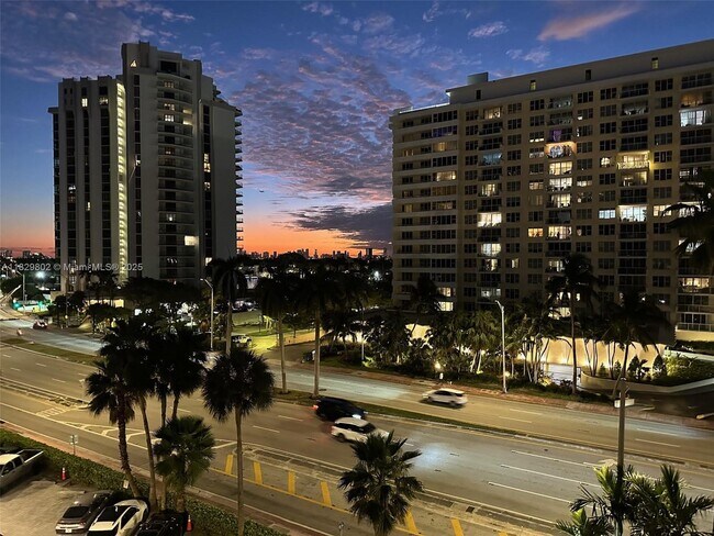 Photo - 5555 Collins Ave Unit 6Z