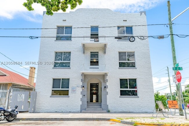 Building Photo - 676 SW 2nd St Unit 1