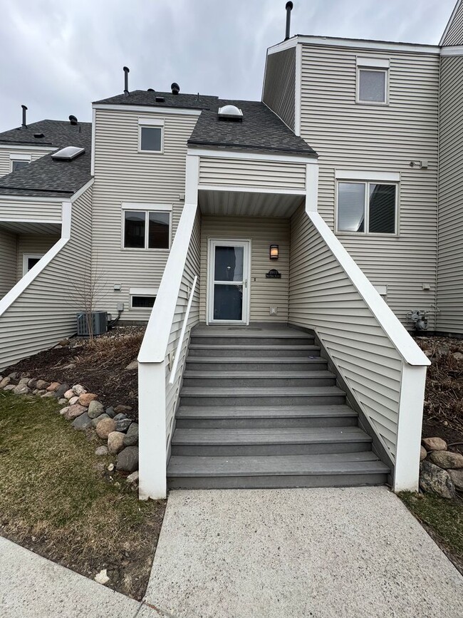 Building Photo - AVAILABLE June 1st! Spacious and Updated 2 Bedroom, 1.5 Bathroom Townhome