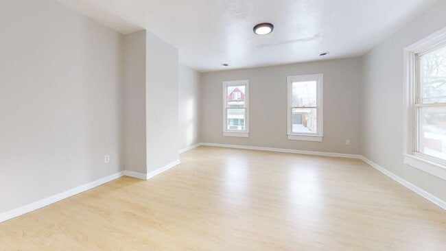 Photo - 3130 W 30th St Unidad 3130 W 30th St Up