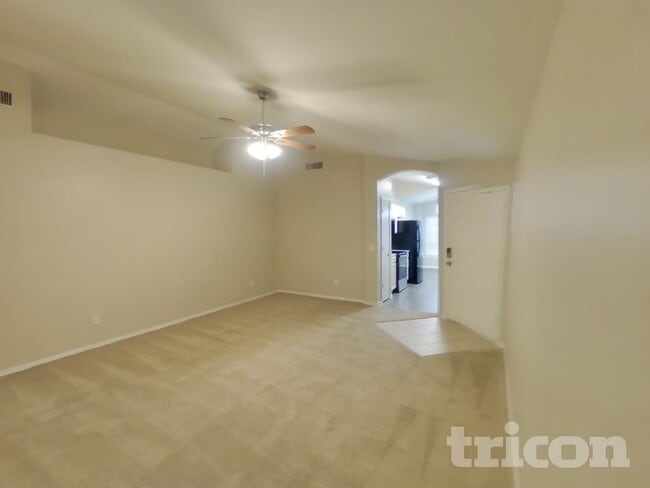 Photo - 4005 E La Salle St