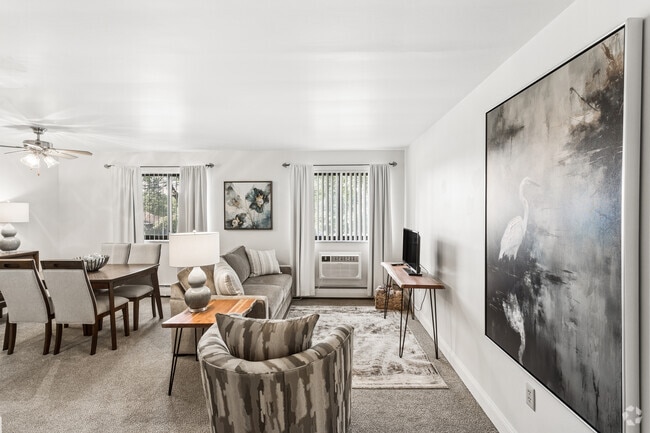 1BR, 1BA - 600SF - Living Room - Monroeville Apartments at Birnam Wood