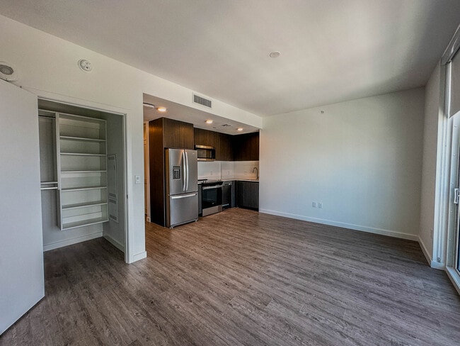 Building Photo - 170 NE 23rd St Unit S4 Rental
