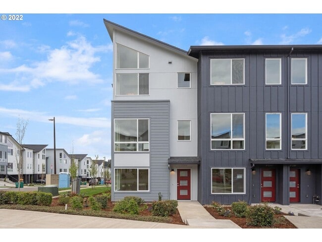 Building Photo - Three-Level Townhome with Island Kitchen, Bonus Room, Balcony & Attached Garage