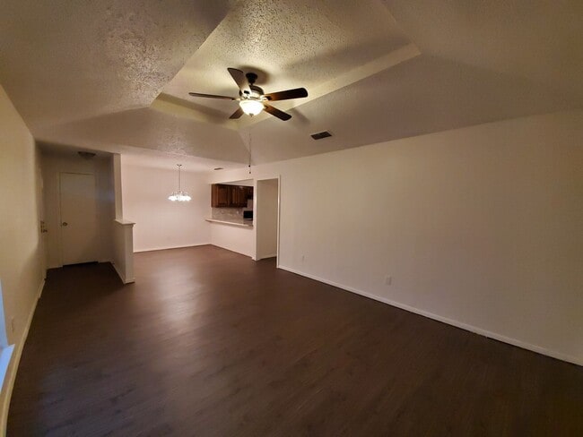 Building Photo - 106/108 Westpark N Dr Duplex Unit 106