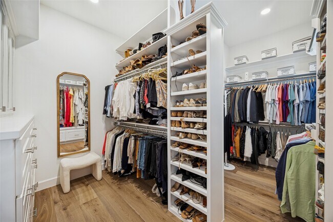 Building Photo - 2031 Sheridan St