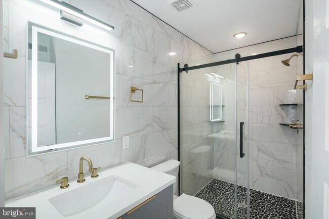 Photo - 2000 N Front St