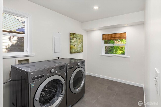 Photo - 1410 N 100th St