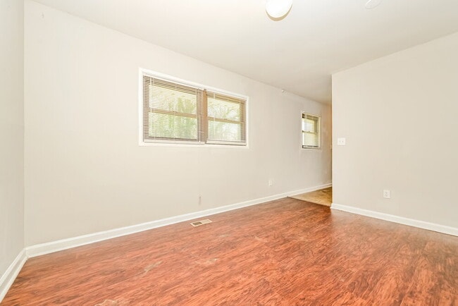 Photo - 263 Roxbury Dr