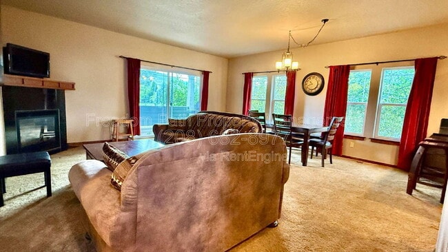 Photo - 406 Lundblad Pl